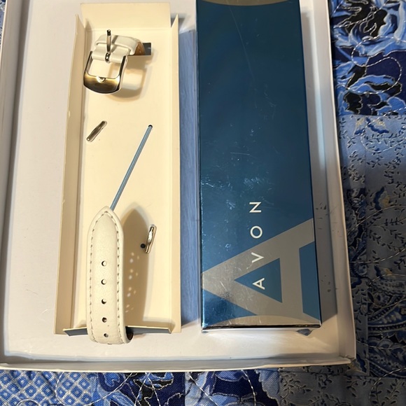 Avon quartz flower dial watch. - Picture 3 of 3